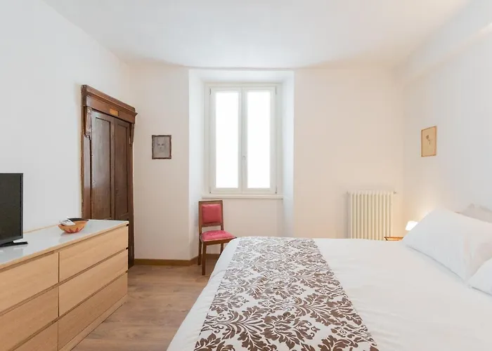 Appartement Da Pia In Historycal Centre By Rent Como
